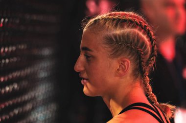 Alvsjo, İsveç - 1 Aralık 2018: Mma mücadele arada Anna Astvik (Swe) vs Elin Oberg (Swe) çift Challenge 18. Oberg Ko tarafından 6 saniye sonra kazandı.
