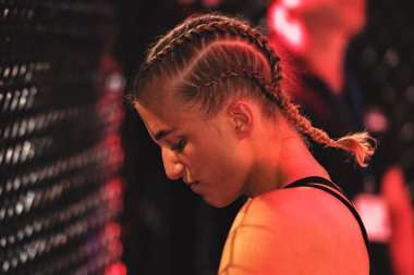 Alvsjo, İsveç - 1 Aralık 2018: Mma mücadele arada Anna Astvik (Swe) vs Elin Oberg (Swe) çift Challenge 18. Oberg Ko tarafından 6 saniye sonra kazandı.