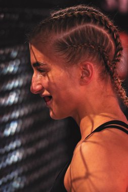 Alvsjo, İsveç - 1 Aralık 2018: Mma mücadele arada Anna Astvik (Swe) vs Elin Oberg (Swe) çift Challenge 18. Oberg Ko tarafından 6 saniye sonra kazandı.