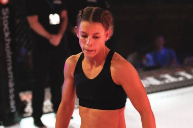 Alvsjo, İsveç - 1 Aralık 2018: Mma mücadele arada Anna Astvik (Swe) vs Elin Oberg (Swe) çift Challenge 18. Oberg Ko tarafından 6 saniye sonra kazandı.