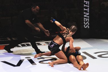 Alvsjo, İsveç - 1 Aralık 2018: Mma mücadele arada Anna Astvik (Swe) vs Elin Oberg (Swe) çift Challenge 18. Oberg Ko tarafından 6 saniye sonra kazandı.