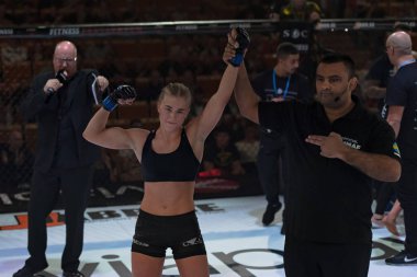 Alvsjo, İsveç - 1 Aralık 2018: Mma mücadele arada Anna Astvik (Swe) vs Elin Oberg (Swe) çift Challenge 18. Oberg Ko tarafından 6 saniye sonra kazandı.