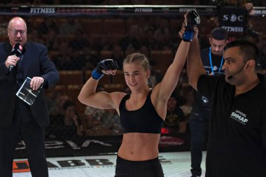 Alvsjo, İsveç - 1 Aralık 2018: Mma mücadele arada Anna Astvik (Swe) vs Elin Oberg (Swe) çift Challenge 18. Oberg Ko tarafından 6 saniye sonra kazandı.