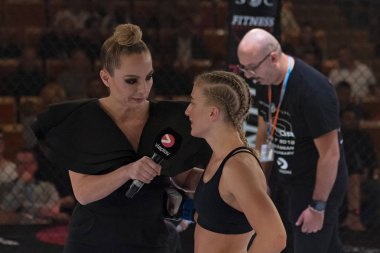 Alvsjo, İsveç - 1 Aralık 2018: Mma mücadele arada Anna Astvik (Swe) vs Elin Oberg (Swe) çift Challenge 18. Oberg Ko tarafından 6 saniye sonra kazandı.