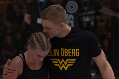 Alvsjo, İsveç - 1 Aralık 2018: Mma mücadele arada Anna Astvik (Swe) vs Elin Oberg (Swe) çift Challenge 18. Oberg Ko tarafından 6 saniye sonra kazandı.