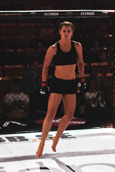 Alvsjo, İsveç - 1 Aralık 2018: Mma mücadele arada Anna Astvik (Swe) vs Elin Oberg (Swe) çift Challenge 18. Oberg Ko tarafından 6 saniye sonra kazandı.