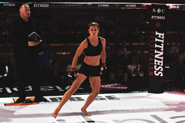 Alvsjo, İsveç - 1 Aralık 2018: Mma mücadele arada Anna Astvik (Swe) vs Elin Oberg (Swe) çift Challenge 18. Oberg Ko tarafından 6 saniye sonra kazandı.