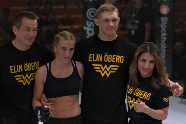Alvsjo, İsveç - 1 Aralık 2018: Mma mücadele arada Anna Astvik (Swe) vs Elin Oberg (Swe) çift Challenge 18. Oberg Ko tarafından 6 saniye sonra kazandı.