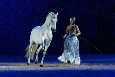 Solna, İsveç - 1 Aralık 2018: Alizee Froment en son ne zaman İsveç Uluslararası at Fuarı'nda arkadaşlar Arena, Mistral beyaz atı ile.