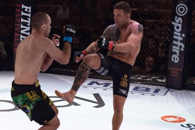 Alvsjo, İsveç - 1 Aralık 2018: Başlık bout arada David Bielkheden (Swe) vs Marcin Bandel (Pol) çift Challenge 18. Bielkeden won18. Bielkeden kazandı