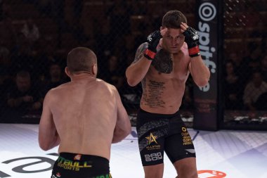 Alvsjo, İsveç - 1 Aralık 2018: Başlık bout arada David Bielkheden (Swe) vs Marcin Bandel (Pol) çift Challenge 18. Bielkeden won18. Bielkeden kazandı
