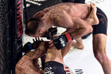 Alvsjo, İsveç - 1 Aralık 2018: Guram Kutateladze (Swe) vs Guilherme Cadena Martins (Bra) çift Challenge 18 arasındaki mücadele. Kutateladze kazandı