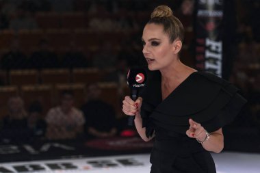 Alvsjo, İsveç - 1 Aralık 2018: Annoncers th önce Irman Smajic (Swe) vs Malik Jahmaze (Swe) çift Challenge 18 arasında kavga. Smajic kazandı