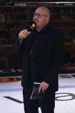 Alvsjo, İsveç - 1 Aralık 2018: Annoncers th önce Irman Smajic (Swe) vs Malik Jahmaze (Swe) çift Challenge 18 arasında kavga. Smajic kazandı