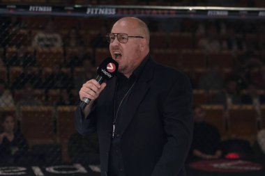 Alvsjo, İsveç - 1 Aralık 2018: Annoncers th önce Irman Smajic (Swe) vs Malik Jahmaze (Swe) çift Challenge 18 arasında kavga. Smajic kazandı