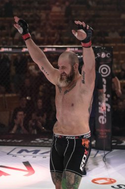 Alvsjo, İsveç - 1 Aralık 2018: Irman Smajic (Swe) vs Malik Jahmaze (Swe) çift Challenge 18 arasındaki mücadele. Smajic kazandı