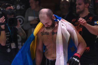 Alvsjo, İsveç - 1 Aralık 2018: Irman Smajic (Swe) vs Malik Jahmaze (Swe) çift Challenge 18 arasındaki mücadele. Smajic kazandı