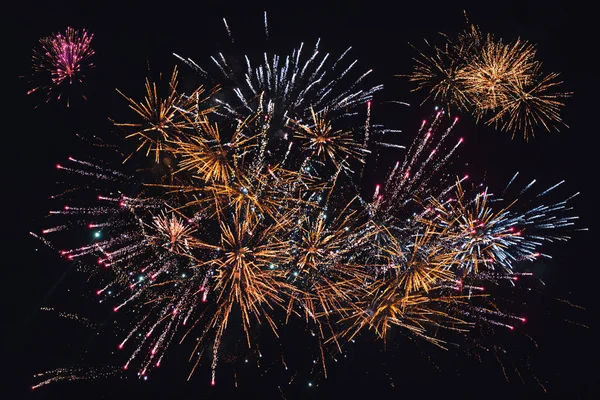 Feuerwerk Über Dunklem Himmel Viele Bunte Explosionen — Stockfoto