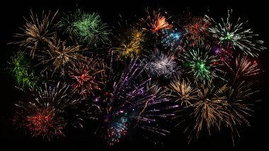 Renkli bileşik Fireworks canlı renklerde arka plan olarak iyi. Geniş biçimde renkli patlamalar kümeleri.