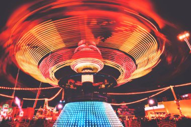 Renkli carosuell hareket Eğlence Fuarı'nda. Global Village, Dubai