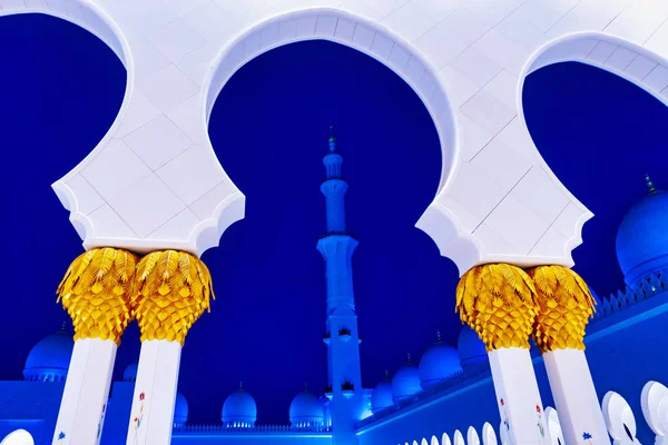 阿布扎比 Uae 2019年1月22日 谢赫扎耶德清真寺或宏伟清真寺在晚上与白色的弧形对蓝天和尖塔 — 图库照片
