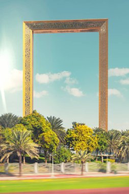 Altın rengi ile Dubai çerçeve inbetween eski ve yeni Dubai yükselir. Cazibe 2017 halk için hazır