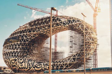 Dubai, Birleşik Arap Emirlikleri - Jan 20, 2019: Gelecekten bir dünya müze inşaatı binalar en gelişmiş. Metro tarafından geçen. 2019 açma