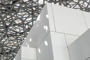 Abu Dhabi, Birleşik Arap Emirlikleri - 22 Ocak 2019: Ana salona, Louvre Abu Dhabi özel çatı ile güzel gölgeler yapma. Açık genel 2017.