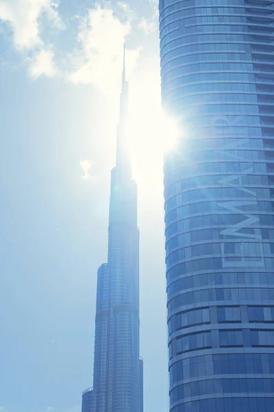 Dubai Emiratos Árabes Unidos Ene 2019 Sol Asomándose Detrás Rascacielos —  Fotos de Stock
