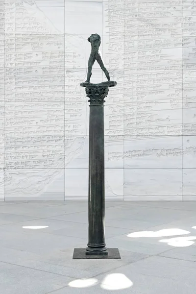 阿布扎比 Uae 2019年1月22日 2019年1月22日 奥古斯特 罗丹的雕像行走人在阿布扎比卢浮宫大厅的高支柱上 2017年公开开放 — 图库照片