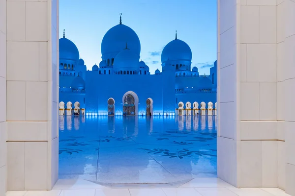 Framed view into the courtyard at the Sheikh Zayed Mosque or the — Stock Photo, Image