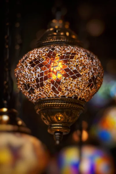 Lámpara oriental en latón con vidrio de colores —  Fotos de Stock