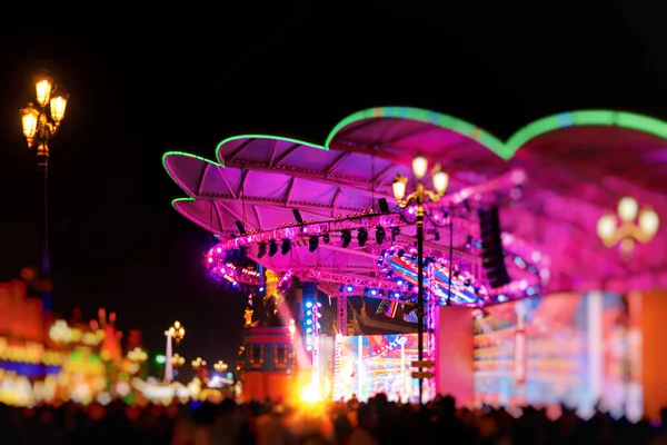 O colorido palco principal da Global Village no Dubai outsk — Fotografia de Stock