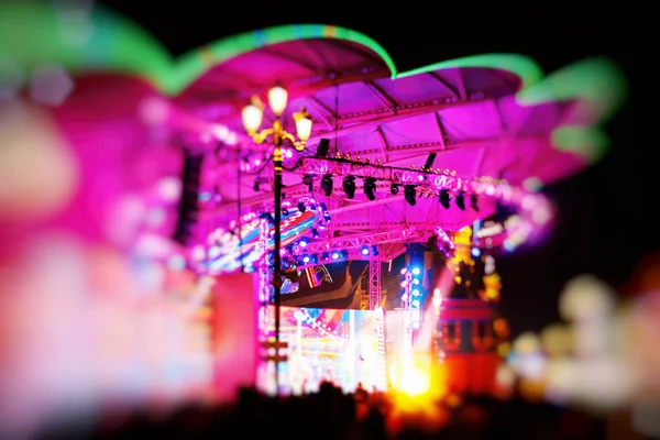 舞台在霓虹灯下照明, 呈绿色和紫色 — 图库照片