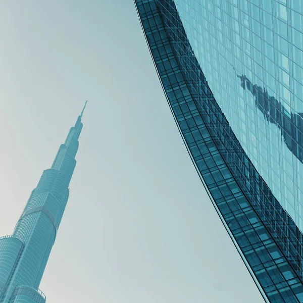 Burj Khalifa con un reflejo de la misma en un edificio alto en —  Fotos de Stock