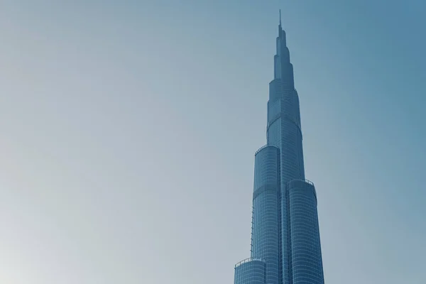 Burj Khalifa en una vista de perspectiva desde abajo en un sk azul claro —  Fotos de Stock