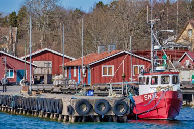 Grisslehamn küçük bir balıkçı limanı açık bir bahar günü boyunca