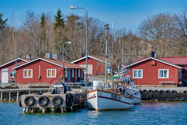 Grisslehamn küçük bir balıkçı limanı açık bir bahar günü boyunca