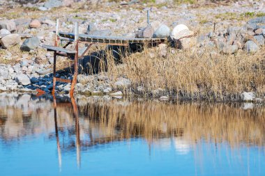 Mavi yansıyan paslı demir çerçeve küçük yıpranmış iskele 
