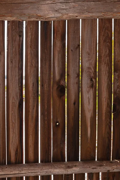 Parede de prancha de madeira com espaço entre para a circulação máxima — Fotografia de Stock