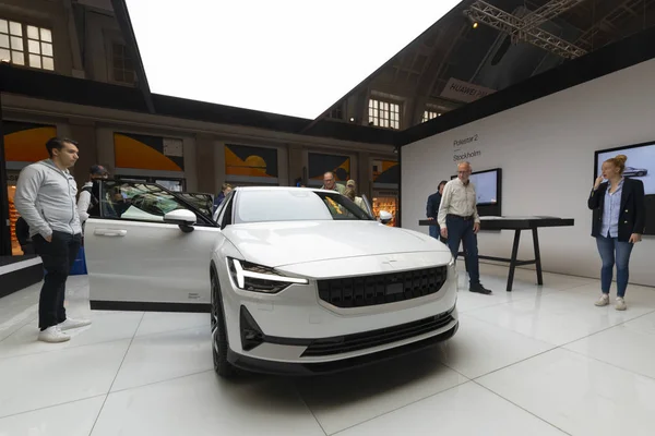 Polestar 2 showroom na rozbočovači veřejné dopravy Centralen ve sto — Stock fotografie