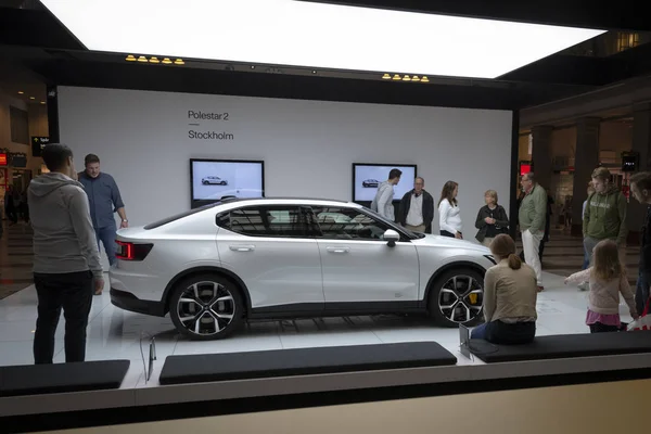 Polestar 2 showroom na rozbočovači veřejné dopravy Centralen ve sto — Stock fotografie