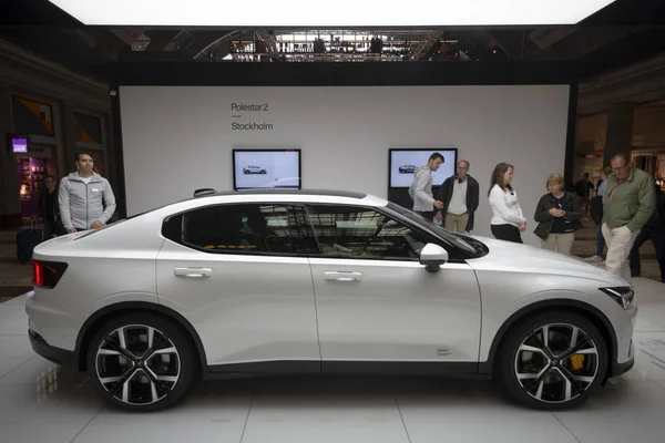 Polestar 2 showroom na rozbočovači veřejné dopravy Centralen ve sto — Stock fotografie