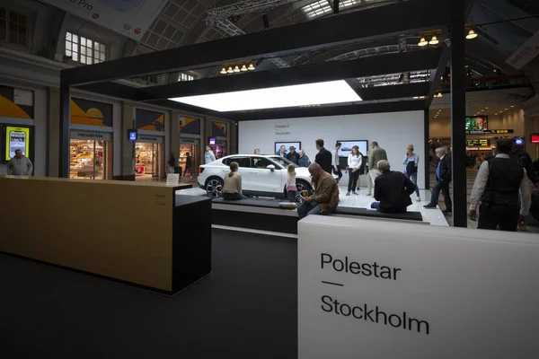 Polestar 2 showroom no centro de transportes públicos Centralen em Sto — Fotografia de Stock