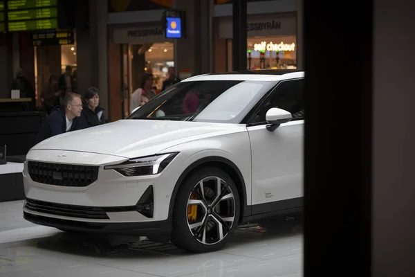 Polestar 2 showroom no centro de transportes públicos Centralen em Sto — Fotografia de Stock