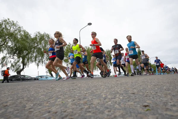 Stockholm Marathon i grått väder och lite nederbörd — Stockfoto