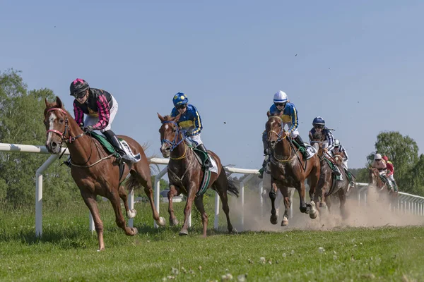Paardrijden tijdens zonnig weer bij Nationaldagsgaloppen bij Gard — Stockfoto