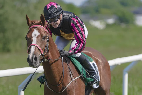 Horseracing podczas słonecznej pogody w Nationaldagsgaloppen at Gard — Zdjęcie stockowe