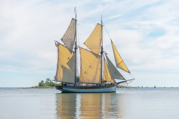 Galea Albanus fuera del puerto de Grisslehamn durante el verano con f — Foto de Stock