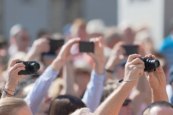 Gente tomando fotos de la pareja real, este año con Prince — Foto de Stock